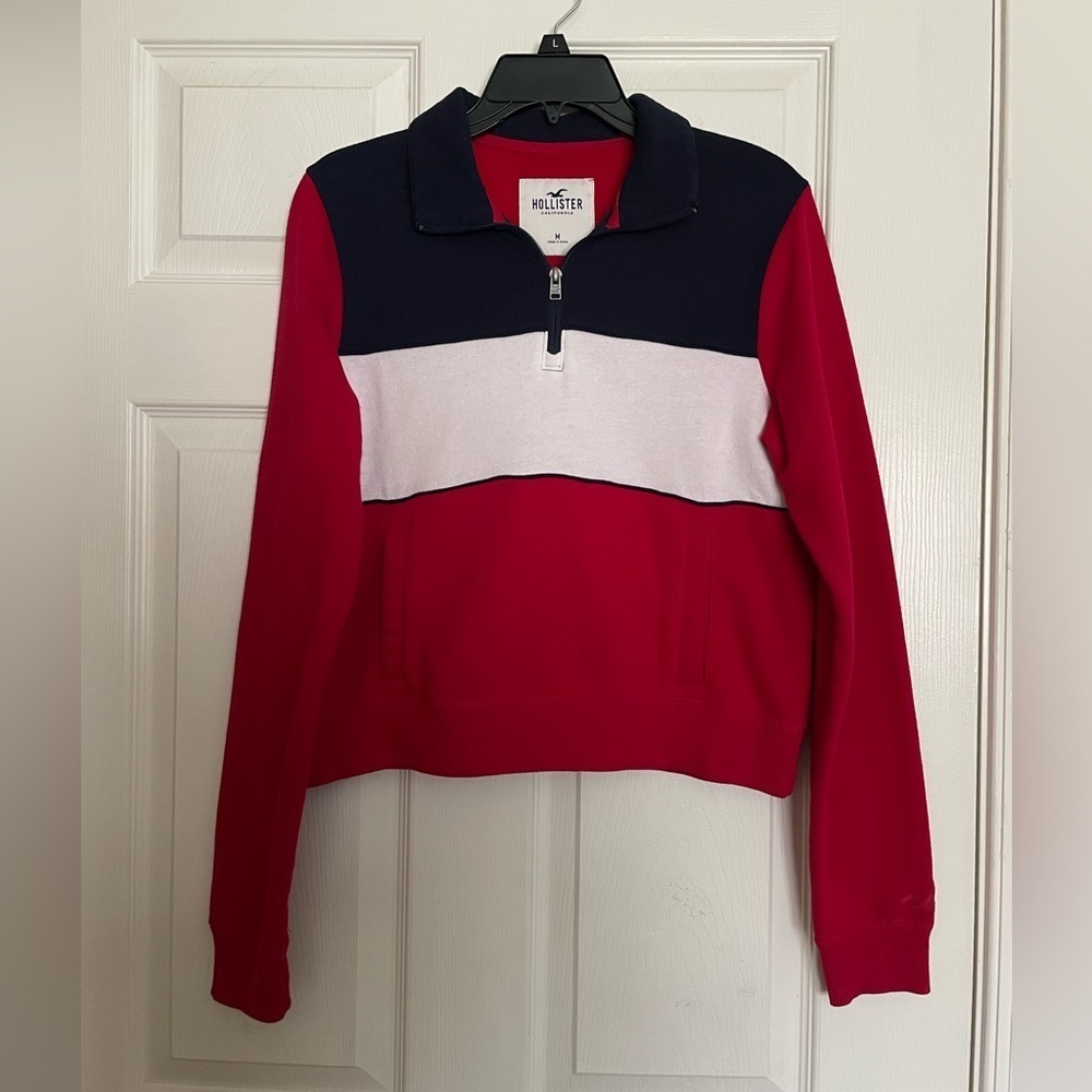 Hollister Women's Red, White, and Navy Cropped Sweatshirt